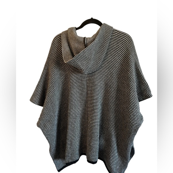 - Chico’s Soft Knitted Hooded Cape with front closure - Picture 3 of 4